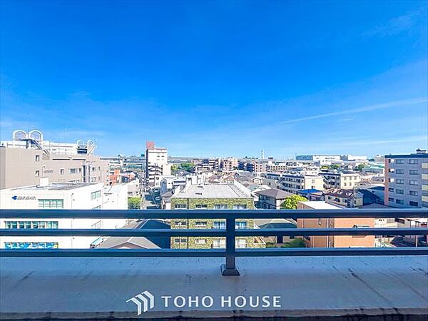 木々の緑がまぶしい、豊かな緑と静寂。ずっと見ていたいと思わせてくれる景色。