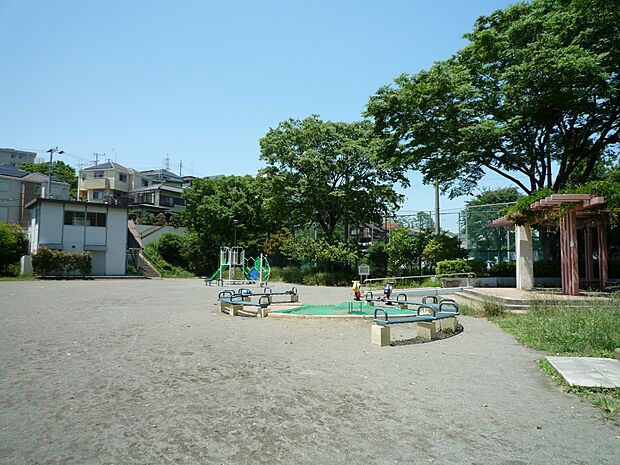 お子様が走り回れる広い広場のある明るい公園。休日には少年野球チームの元気な声も響きます。