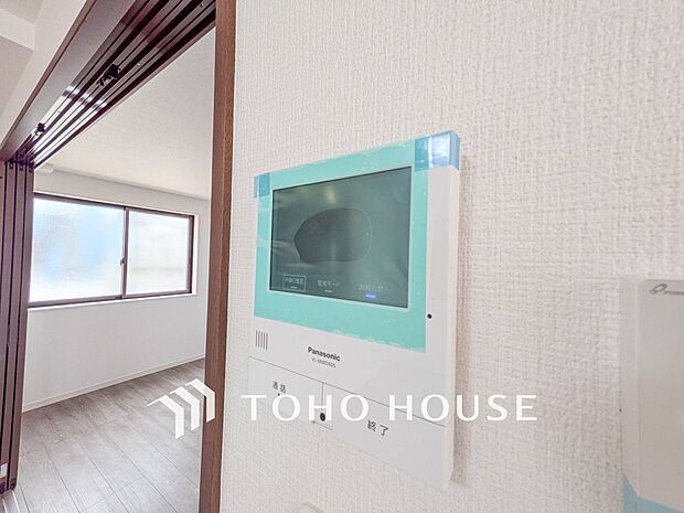誰が来てもわかる様にモニター付きインターホンを設置。快適と安らぎを合わせた優しい設計。