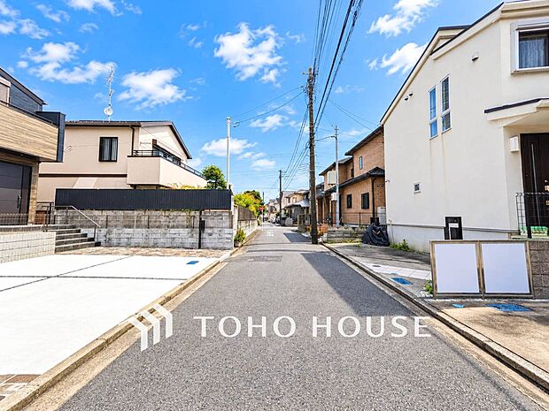 前面道路含む現地写真『快適』は「家」と「街」と「環境」が調和した時に訪れるだと改めて感じさせてくれます。
