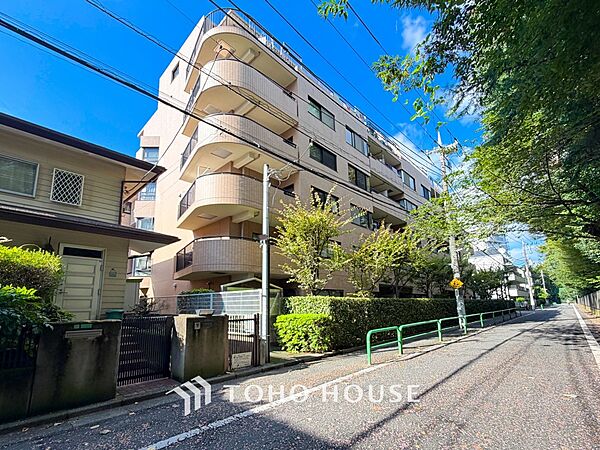 前面道路含む現地写真『快適』は「家」と「街」と「環境」が調和した時に訪れるだと改めて感じさせてくれます。