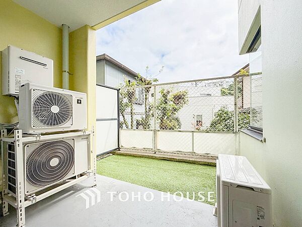空を近くに、心地よい風を肌で感じることのできるバルコニー。