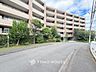 外観：前面道路含む現地写真『快適』は「家」と「街」と「環境」が調和した時に訪れるだと改めて感じさせてくれます。