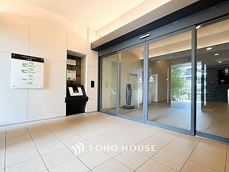 プライベート感が高まるシックな装いのエントランス。