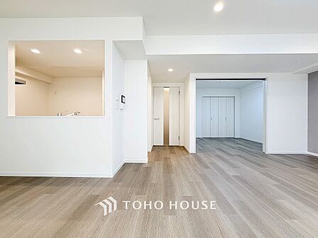 光と風があふれる開放的なリビングダイニングには自然と家族みんなが集まってきます。