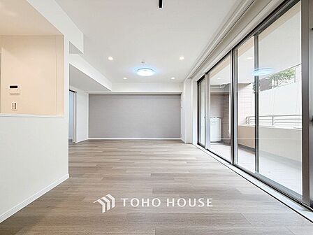 忙しい朝でも、しっかり家族が揃って食事をして頂けるゆとりある大きさのダイニングスペース。