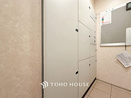 普段留守がちなご家族にも安心な宅配ボックスを完備。再配達を頼む手間を省ける嬉しい設備です。