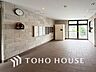 エントランス：住まう誇らしさと安心感を演出する落ち着いた雰囲気のエントランス。