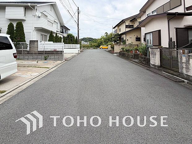 前面道路含む現地写真『快適』は「家」と「街」と「環境」が調和した時に訪れるだと改めて感じさせてくれます。