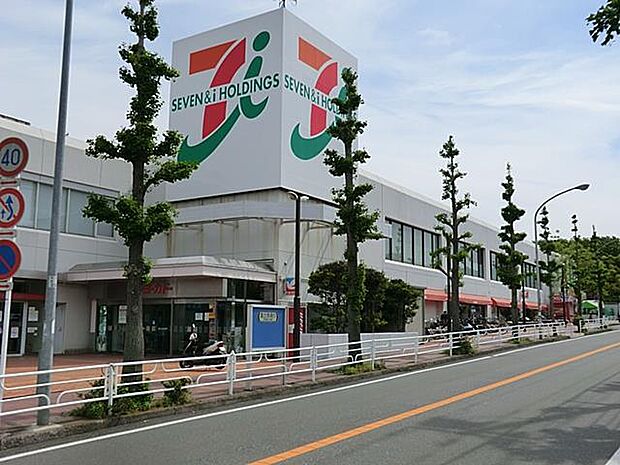 美しく区画整理された住宅街にあるスーパーです。