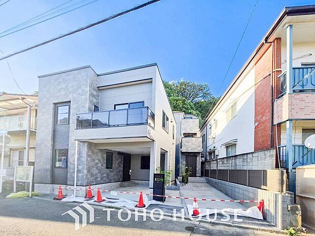 爽やかな青空の下に贅沢なほどに降り注ぐ陽光、豊かな居住性と、クオリティが見事に調和した住空間。