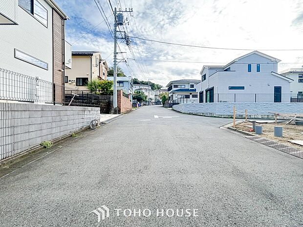 前面道路含む現地写真『快適』は「家」と「街」と「環境」が調和した時に訪れるだと改めて感じさせてくれます。