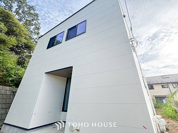 爽やかな青空の下に贅沢なほどに降り注ぐ陽光、豊かな居住性と、クオリティが見事に調和した住空間。