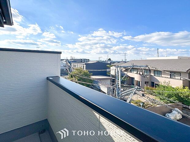 暮らしの中で光と風を演出してくれるバルコニー。のびかな景観も眺めることができます。