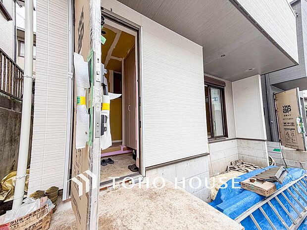 住む人や訪れる人やさしくエスコートする玄関アプローチ。
