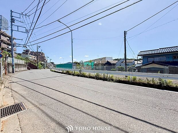 前面道路含む現地写真『快適』は「家」と「街」と「環境」が調和した時に訪れるだと改めて感じさせてくれます。