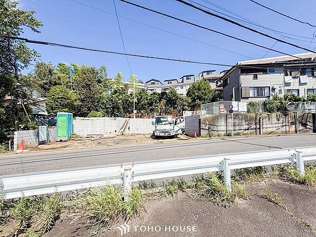 住む人を映し出す洗練された佇まいは、いつまでも輝き続けながらいつしか街の風景に溶け込んでいきます。