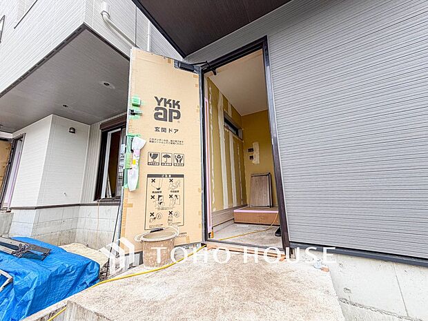 住む人や訪れる人やさしくエスコートする玄関アプローチ。