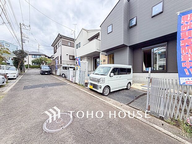 前面道路含む現地写真『快適』は「家」と「街」と「環境」が調和した時に訪れるだと改めて感じさせてくれます。