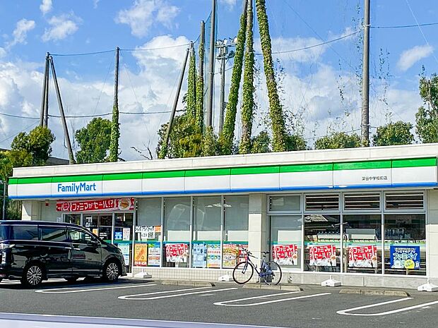24時間営業ですので、急な買い物に便利です。駐車場もあります。