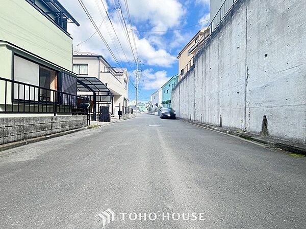 前面道路含む現地写真『快適』は「家」と「街」と「環境」が調和した時に訪れるだと改めて感じさせてくれます。