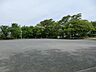 周辺：公園の中のログハウスにはらせんすべり台やなわはしごなどおもしろ遊具がたくさん！グラウンドも広々。