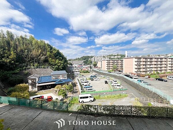 豊かな眺望にふさわしい空間には、通風・採光にも優れ、心地よい光と風があふれています。