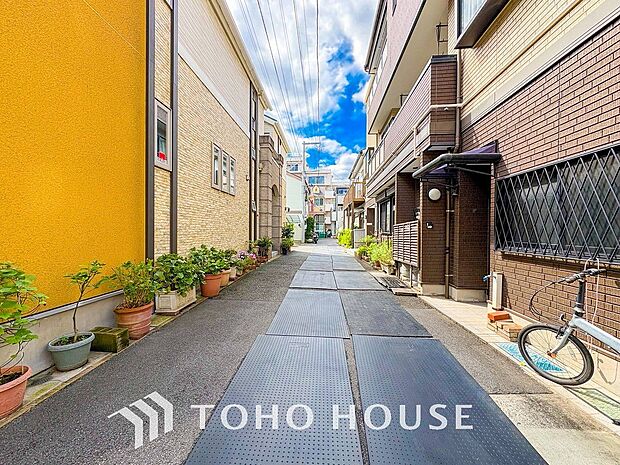 前面道路含む現地写真『快適』は「家」と「街」と「環境」が調和した時に訪れるだと改めて感じさせてくれます。