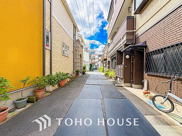 前面道路含む現地写真『快適』は「家」と「街」と「環境」が調和した時に訪れるだと改めて感じさせてくれます。
