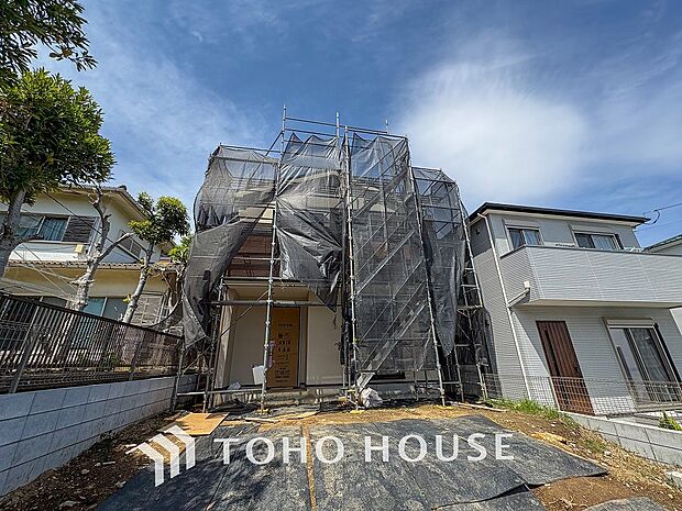 住む人を映し出す洗練された佇まいは、いつまでも輝き続けながらいつしか街の風景に溶け込んでいきます。