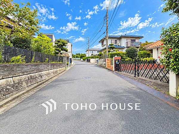前面道路含む現地写真『快適』は「家」と「街」と「環境」が調和した時に訪れるだと改めて感じさせてくれます。
