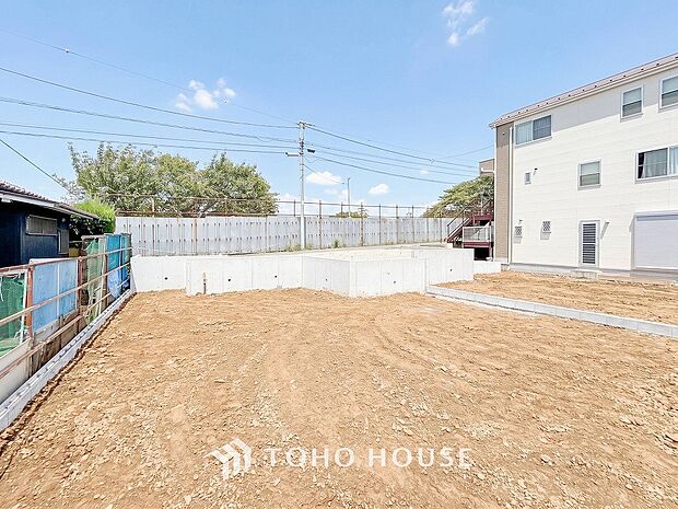 閑静な住宅街の陽当りに恵まれた土地。たくさんの想いが美しいカタチに彩られます。