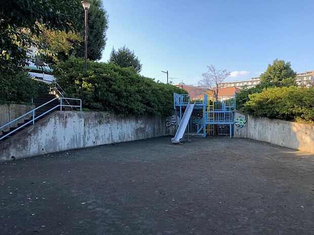 お砂場や、おままごとが出来そうなお家があり、小さなお子様も楽しめる公園です。
