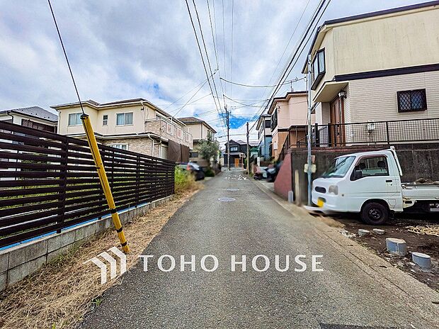 前面道路含む現地写真『快適』は「家」と「街」と「環境」が調和した時に訪れるだと改めて感じさせてくれます。