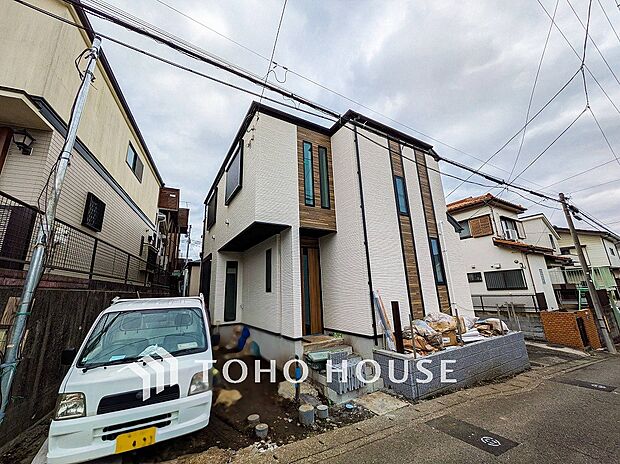 住む人を映し出す洗練された佇まいは、いつまでも輝き続けながらいつしか街の風景に溶け込んでいきます。