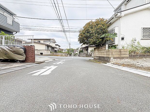 前面道路含む現地写真『快適』は「家」と「街」と「環境」が調和した時に訪れるだと改めて感じさせてくれます。