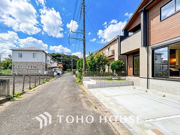 前面道路含む現地写真『快適』は「家」と「街」と「環境」が調和した時に訪れるだと改めて感じさせてくれます。