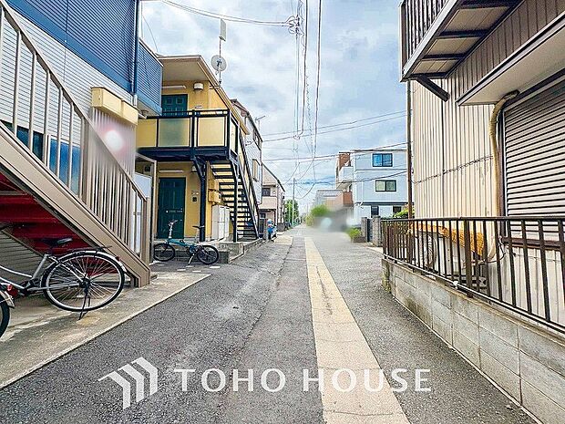 前面道路含む現地写真『快適』は「家」と「街」と「環境」が調和した時に訪れるだと改めて感じさせてくれます。