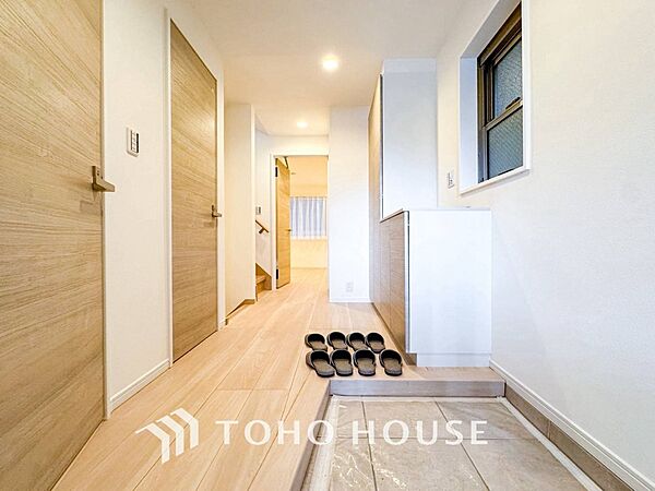 居住者の帰り、訪れる方を優しく迎えてくれる開放感のある玄関。