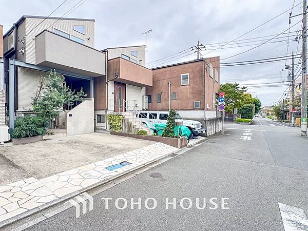 前面道路含む現地写真『快適』は「家」と「街」と「環境」が調和した時に訪れるだと改めて感じさせてくれます。