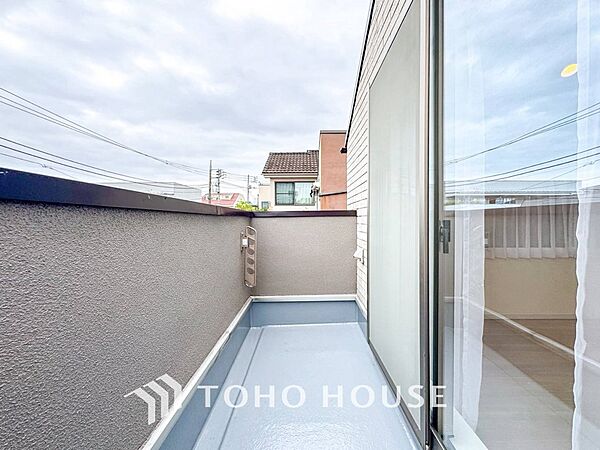 暮らしの中で光と風を演出してくれるバルコニー。