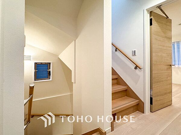 階段にはお子様やお年寄りに安心な手すりをご用意。