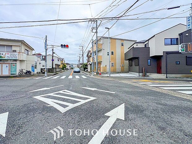 前面道路含む現地写真『快適』は「家」と「街」と「環境」が調和した時に訪れるだと改めて感じさせてくれます。