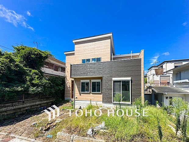 住む人を映し出す洗練された佇まいは、いつまでも輝き続けながらいつしか街の風景に溶け込んでいきます。