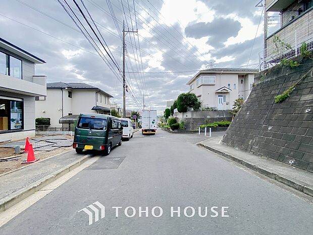 前面道路含む現地写真『快適』は「家」と「街」と「環境」が調和した時に訪れるだと改めて感じさせてくれます。