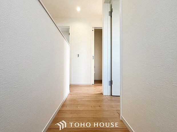 上質感漂う廊下。居住者の帰り、訪れる方を優しく迎え安らぎに満ちた生活空間を予感させます。