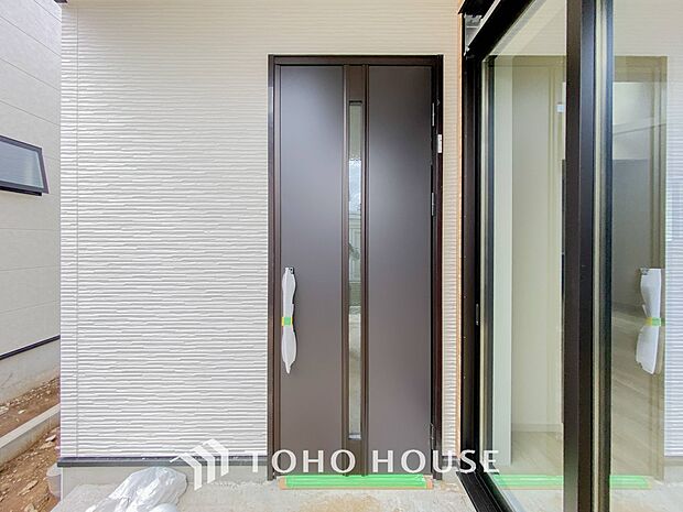 住む人や訪れる人やさしくエスコートする玄関アプローチ。