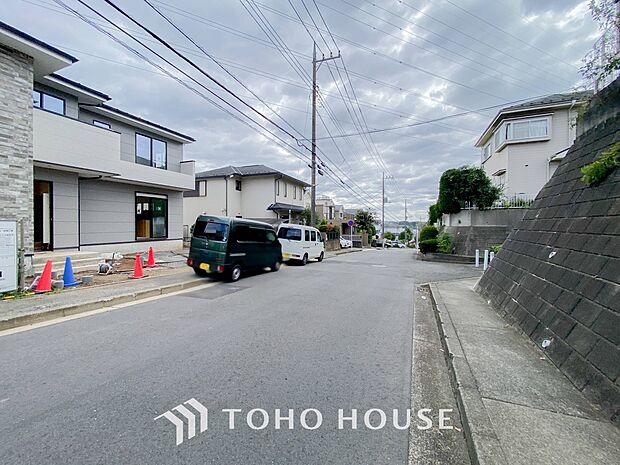 前面道路含む現地写真『快適』は「家」と「街」と「環境」が調和した時に訪れるだと改めて感じさせてくれます。