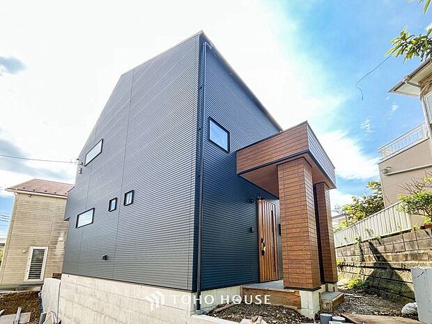 住む人や訪れる人やさしくエスコートする玄関アプローチ。