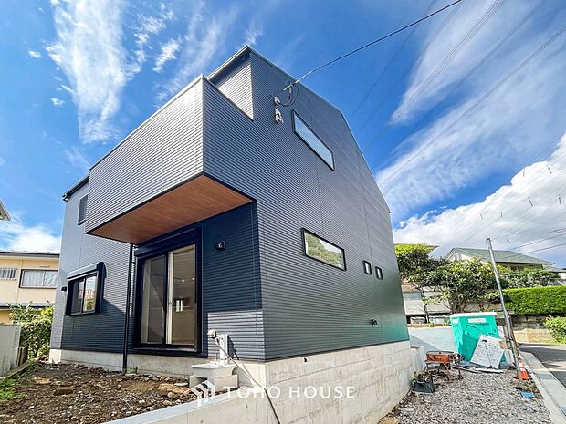 住む人を映し出す洗練された佇まいは、いつまでも輝き続けながらいつしか街の風景に溶け込んでいきます。
